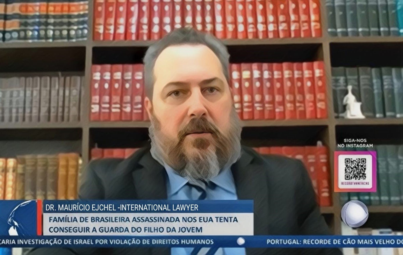 International lawyer Dr. Mauricio Ejchel appearing on 'Américas no Ar', engaged in providing specialized legal advice for a case involving Brazilian citizens in the USA, demonstrating his expertise in international law for Brazilians and foreigners
